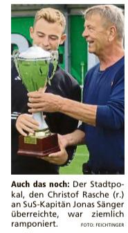 Christof Rasche überreicht Pokal.