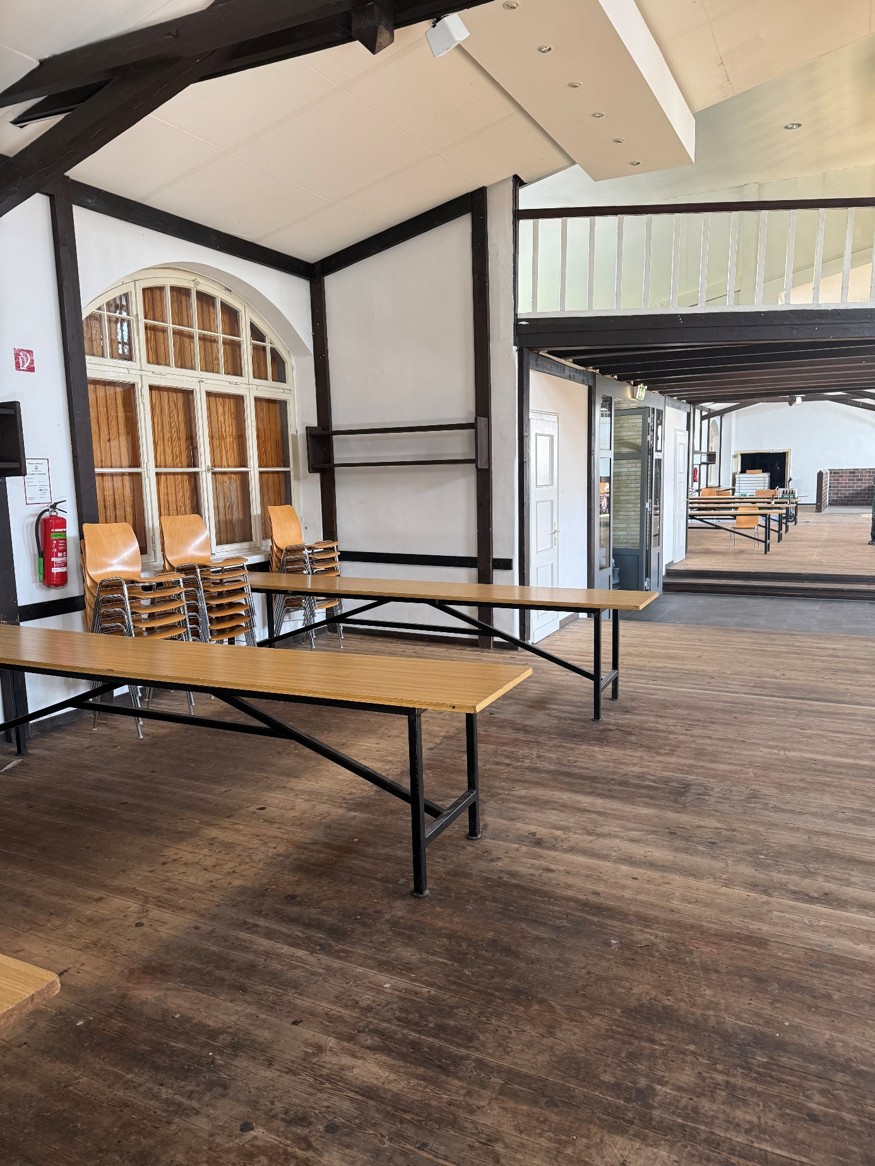 Hier könnte ein Mini-Aufzug den erhöhten Bereich der Halle erreichen.